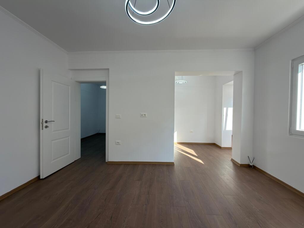 Apartament 2+1 per shitje ne Xhamllik!