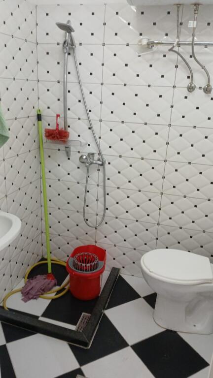 Jepet me qera apartament 2+1 kati i 1, e mobiluar me ballkon. Adresa "kodra e diellit"