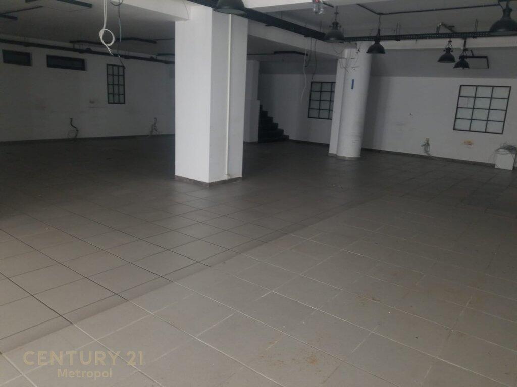 Dyqan komercial me dy nivele për qira pranë Stadiumit Dinamo🏬