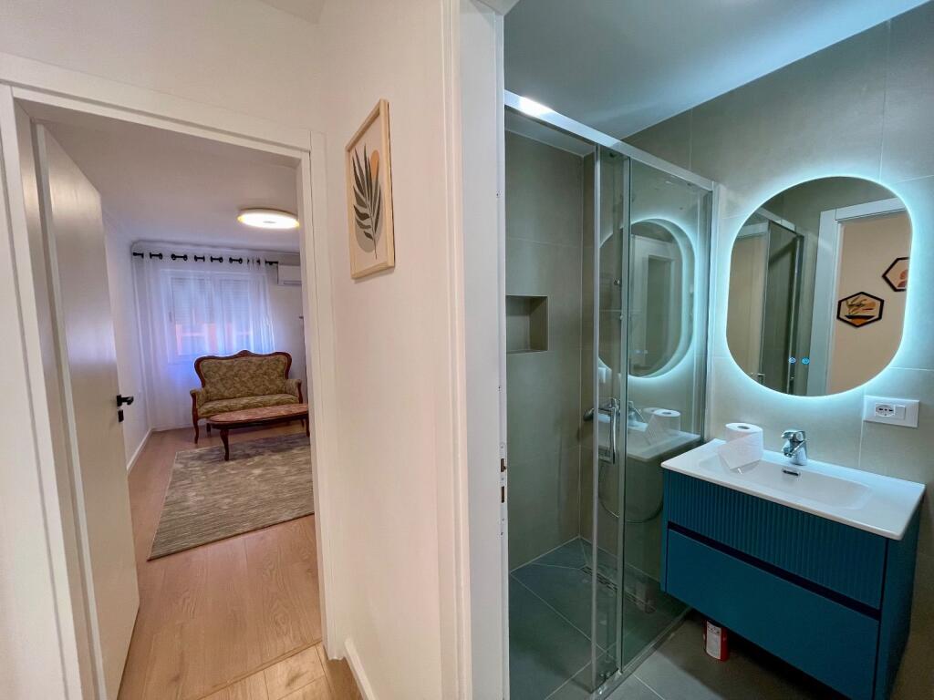 Jepet me QIRA apartament 2+1 në BLLOK, Sheshi Wilson (mbrapa LSI)