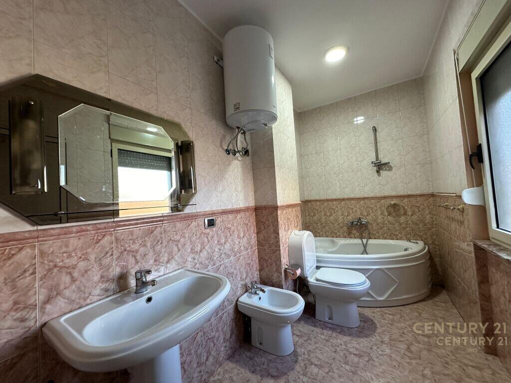 Jepet me Qira apartament 3+1+2+1 Lavanteri, Bulevardi Zogu i Parë!