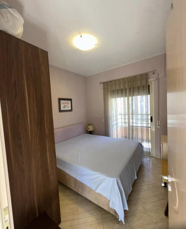 🏡 SHITET APARTAMENT 1+1+ Ballkon 🌊SEA VIEW  📍 Qerret 💰 Çmimi: 120,000 € (Apartamenti) 💰 Çmimi Garazhi: 25,000 € (mund të shiten veç e veç ose bashkë) 📐 Sipërfaqe Apartamenti: 60 m² 📐 Sipërfaqe Garazhi: 20 m² 🏢 Kati: 1 banim 🏢 Pallati: i ri 🌅 Pamje anësore nga deti 💳 Financim me kredi: ❌ jo 📍 Orientimi: Jug – Perëndim 📝 Përshkrimi i Pronës: Shitet apartament 1+1 në një nga zonat më të qeta dhe të kërkuara të Qerretit, vetëm pak hapa larg detit. Prona ndodhet në katin e parë banim, duke ofruar akses të lehtë dhe komoditet për përdorim gjatë gjithë vitit. 🚘 Garazhi privat prej 20 m², me qepen sigurie, ofrohet si opsion shtesë (mund të blihet veçmas ose bashkë me apartamentin). Ky apartament është një mundësi shumë e mirë investimi si për përdorim personal, ashtu edhe për qira sezonale turistike. ____________________ PER ME SHUME INFORMACION👇 ENDRI CANI Whatsapp/viber •INSTAGRAM: @endricani_goldkey_realestate •Facebook: Endri Gold Key RealEstate ■Adresa :  Zyra: Rruga Aleksander Goga Ngjitur me EHW Durres  Zyra : Rruga Egnatia Qender Durres Zyra : Lagja 13, Plazh Durres