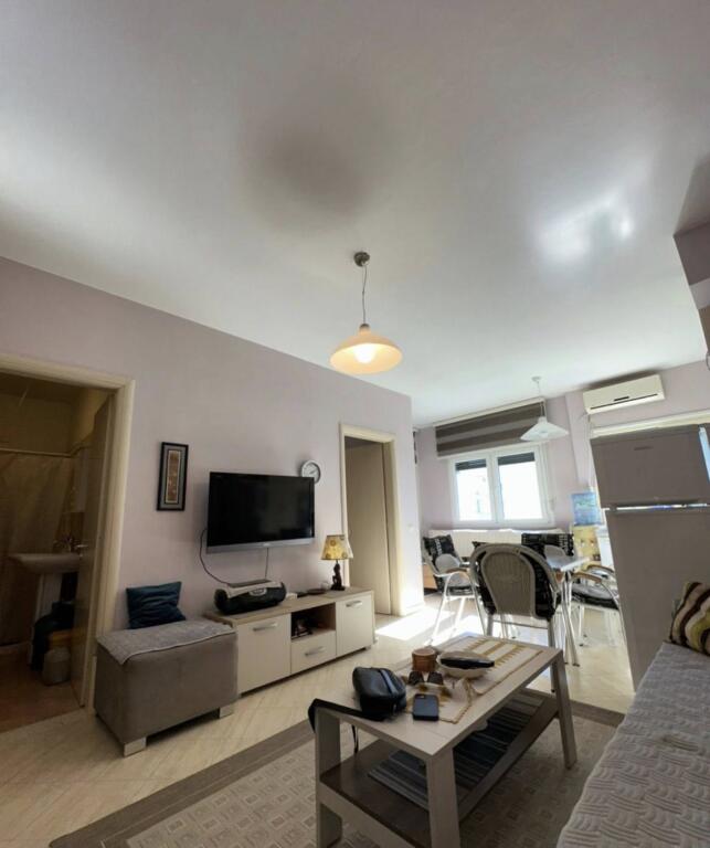 🏡 SHITET APARTAMENT 1+1+ Ballkon 🌊SEA VIEW  📍 Qerret 💰 Çmimi: 120,000 € (Apartamenti) 💰 Çmimi Garazhi: 25,000 € (mund të shiten veç e veç ose bashkë) 📐 Sipërfaqe Apartamenti: 60 m² 📐 Sipërfaqe Garazhi: 20 m² 🏢 Kati: 1 banim 🏢 Pallati: i ri 🌅 Pamje anësore nga deti 💳 Financim me kredi: ❌ jo 📍 Orientimi: Jug – Perëndim 📝 Përshkrimi i Pronës: Shitet apartament 1+1 në një nga zonat më të qeta dhe të kërkuara të Qerretit, vetëm pak hapa larg detit. Prona ndodhet në katin e parë banim, duke ofruar akses të lehtë dhe komoditet për përdorim gjatë gjithë vitit. 🚘 Garazhi privat prej 20 m², me qepen sigurie, ofrohet si opsion shtesë (mund të blihet veçmas ose bashkë me apartamentin). Ky apartament është një mundësi shumë e mirë investimi si për përdorim personal, ashtu edhe për qira sezonale turistike. ____________________ PER ME SHUME INFORMACION👇 ENDRI CANI Whatsapp/viber •INSTAGRAM: @endricani_goldkey_realestate •Facebook: Endri Gold Key RealEstate ■Adresa :  Zyra: Rruga Aleksander Goga Ngjitur me EHW Durres  Zyra : Rruga Egnatia Qender Durres Zyra : Lagja 13, Plazh Durres