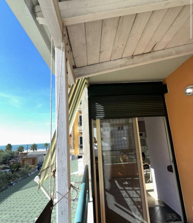 🏡 SHITET APARTAMENT 1+1+ Ballkon 🌊SEA VIEW  📍 Qerret 💰 Çmimi: 120,000 € (Apartamenti) 💰 Çmimi Garazhi: 25,000 € (mund të shiten veç e veç ose bashkë) 📐 Sipërfaqe Apartamenti: 60 m² 📐 Sipërfaqe Garazhi: 20 m² 🏢 Kati: 1 banim 🏢 Pallati: i ri 🌅 Pamje anësore nga deti 💳 Financim me kredi: ❌ jo 📍 Orientimi: Jug – Perëndim 📝 Përshkrimi i Pronës: Shitet apartament 1+1 në një nga zonat më të qeta dhe të kërkuara të Qerretit, vetëm pak hapa larg detit. Prona ndodhet në katin e parë banim, duke ofruar akses të lehtë dhe komoditet për përdorim gjatë gjithë vitit. 🚘 Garazhi privat prej 20 m², me qepen sigurie, ofrohet si opsion shtesë (mund të blihet veçmas ose bashkë me apartamentin). Ky apartament është një mundësi shumë e mirë investimi si për përdorim personal, ashtu edhe për qira sezonale turistike. ____________________ PER ME SHUME INFORMACION👇 ENDRI CANI Whatsapp/viber •INSTAGRAM: @endricani_goldkey_realestate •Facebook: Endri Gold Key RealEstate ■Adresa :  Zyra: Rruga Aleksander Goga Ngjitur me EHW Durres  Zyra : Rruga Egnatia Qender Durres Zyra : Lagja 13, Plazh Durres