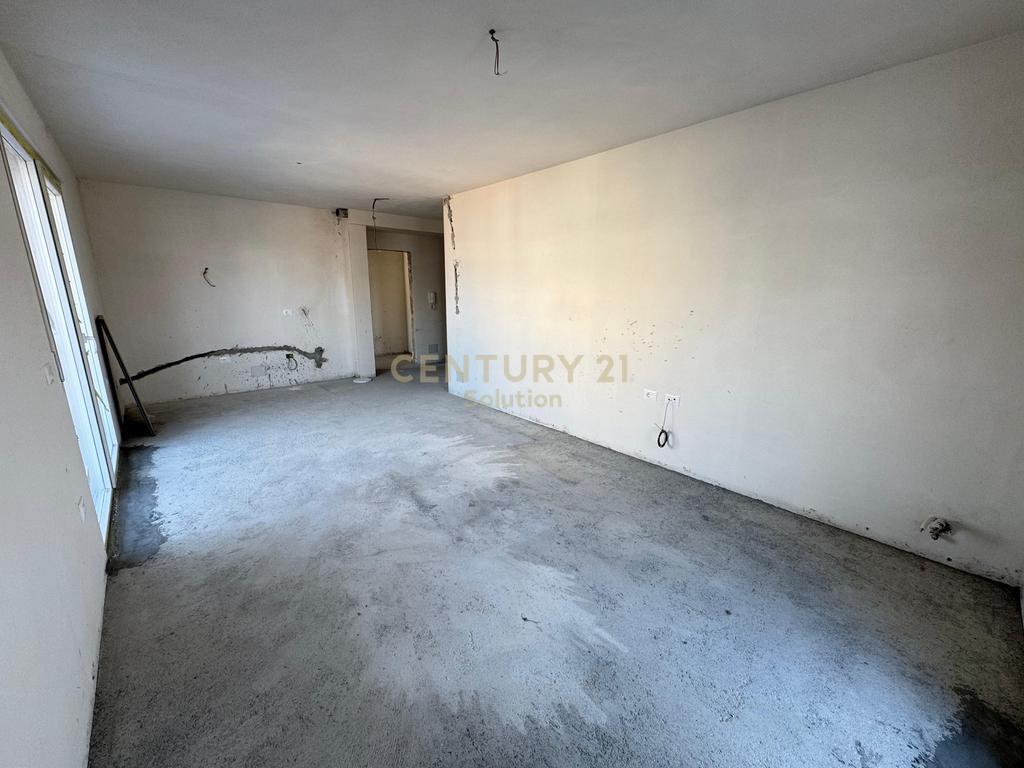Appartamento 2+1+2 con veranda in vendita a Xhamllik🏡