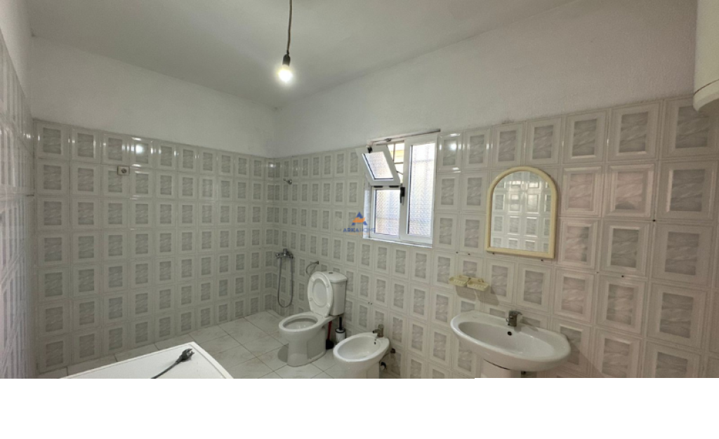 AFFITTASI CASA PRIVATA 2+1+CORTILE "VIA HYSEN SELMANI,5 MAGGIO" 450 EURO