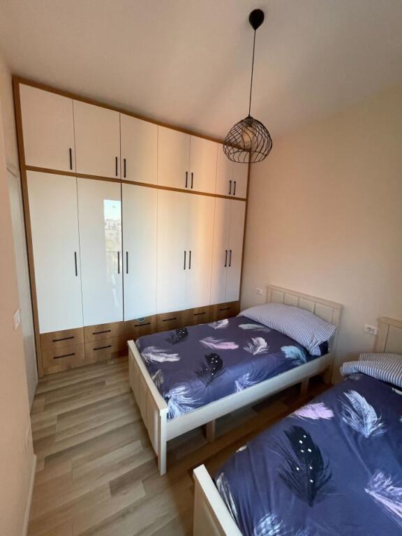 Apartament 2+1+2 poste parkimi tek Orion Tower Komisariati 4