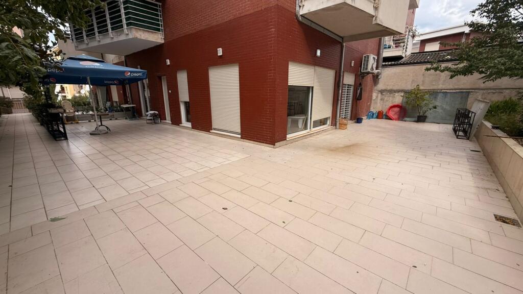 Shitet 2+1 me verande,liqeni i thate,250000 euro i diskutueshem