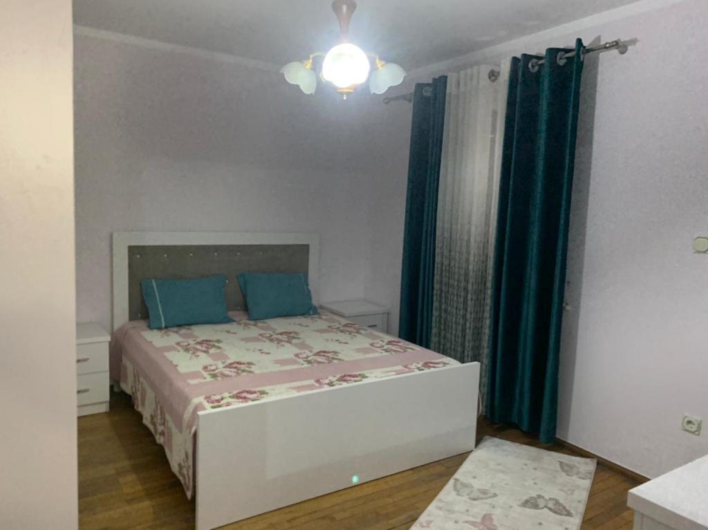 Jepet me qera apartament 2+1+2 te Rruga e Bogdaneve