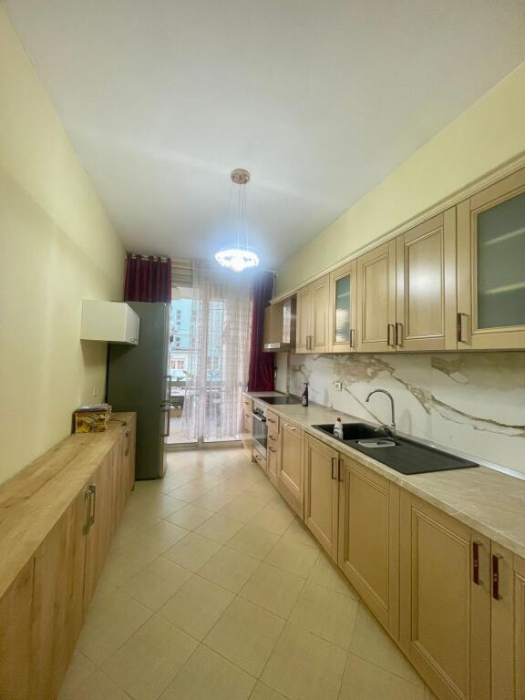 Apartament 2+1+post parkimi me qira prane Eleonores.