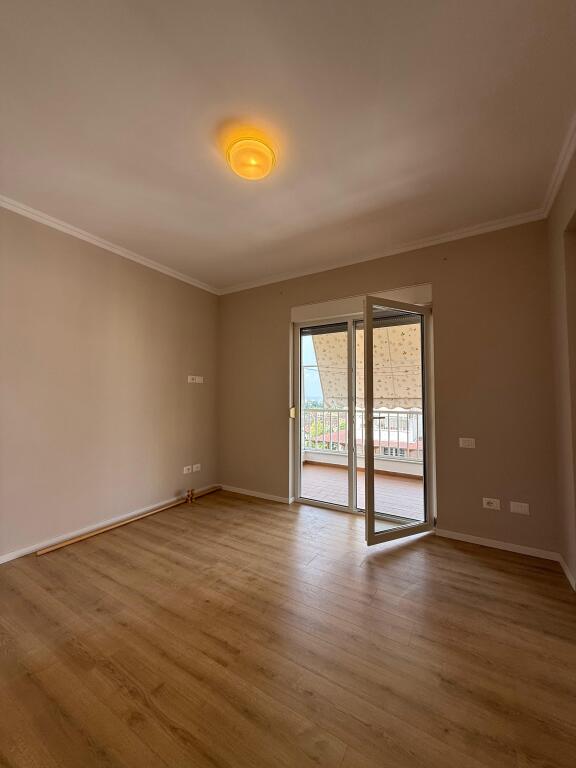 Shitet apartament 1+1 ne Xhamllik te Rezidenca "Colombo 2".