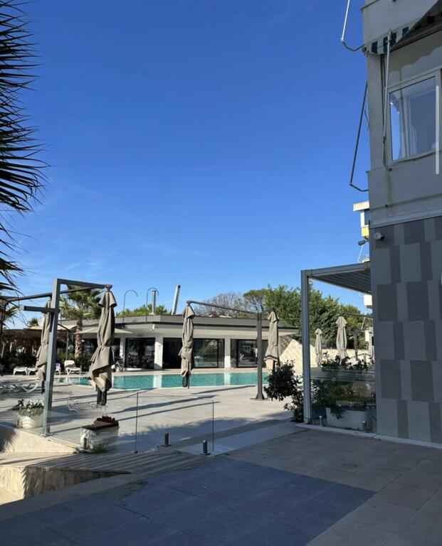🏡 SHITET APARTAMENT 1+1+ Ballkon 🌊SEA VIEW  📍 Qerret 💰 Çmimi: 120,000 € (Apartamenti) 💰 Çmimi Garazhi: 25,000 € (mund të shiten veç e veç ose bashkë) 📐 Sipërfaqe Apartamenti: 60 m² 📐 Sipërfaqe Garazhi: 20 m² 🏢 Kati: 1 banim 🏢 Pallati: i ri 🌅 Pamje anësore nga deti 💳 Financim me kredi: ❌ jo 📍 Orientimi: Jug – Perëndim 📝 Përshkrimi i Pronës: Shitet apartament 1+1 në një nga zonat më të qeta dhe të kërkuara të Qerretit, vetëm pak hapa larg detit. Prona ndodhet në katin e parë banim, duke ofruar akses të lehtë dhe komoditet për përdorim gjatë gjithë vitit. 🚘 Garazhi privat prej 20 m², me qepen sigurie, ofrohet si opsion shtesë (mund të blihet veçmas ose bashkë me apartamentin). Ky apartament është një mundësi shumë e mirë investimi si për përdorim personal, ashtu edhe për qira sezonale turistike. ____________________ PER ME SHUME INFORMACION👇 ENDRI CANI Whatsapp/viber •INSTAGRAM: @endricani_goldkey_realestate •Facebook: Endri Gold Key RealEstate ■Adresa :  Zyra: Rruga Aleksander Goga Ngjitur me EHW Durres  Zyra : Rruga Egnatia Qender Durres Zyra : Lagja 13, Plazh Durres