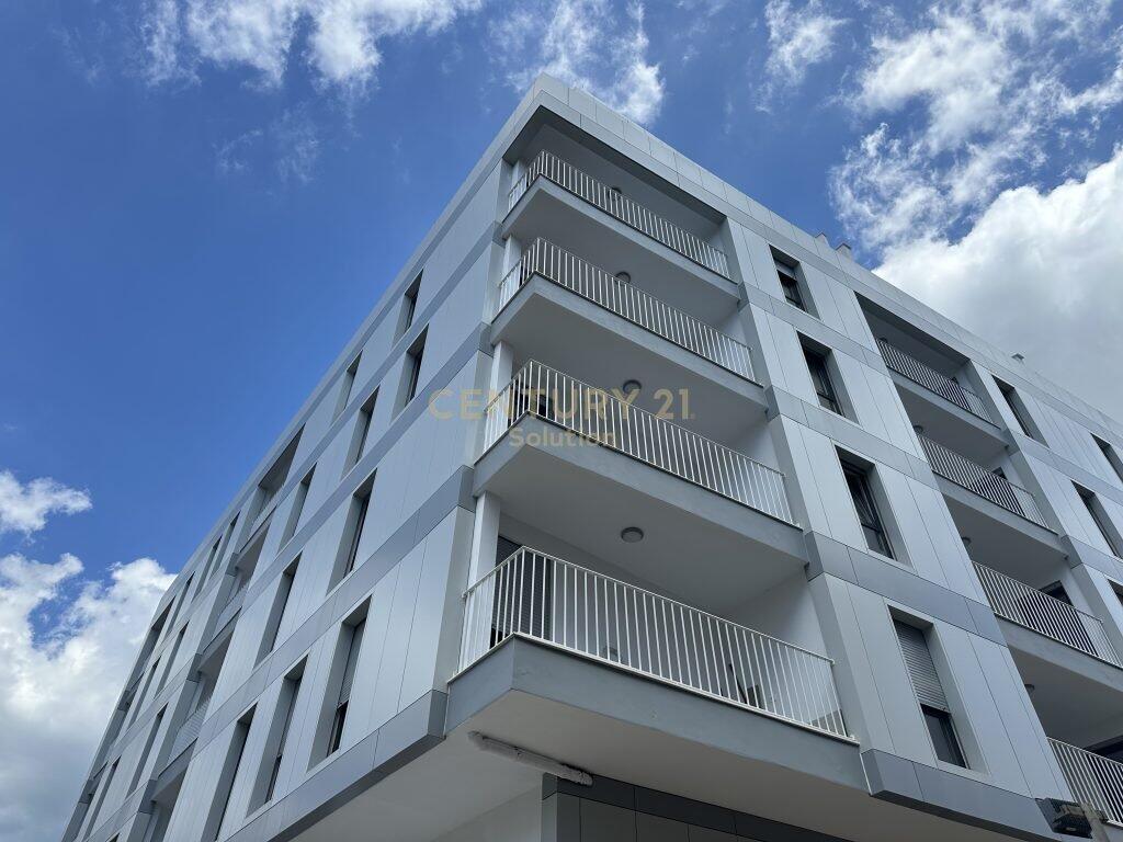 Appartamento 2+1+2 con veranda in vendita a Xhamllik🏡