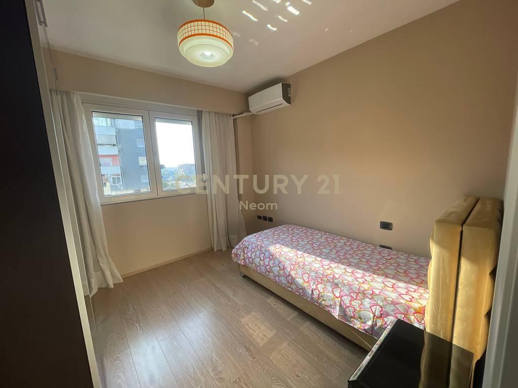 QIRA, APARTAMENT 2+1 TEK MBI-KALIMI KOMUNËS SË PARISTI!!