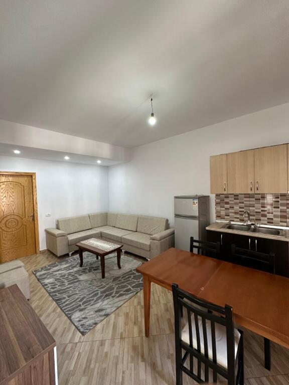 Jepet me qera apartament 1+1 perballe Viles L!