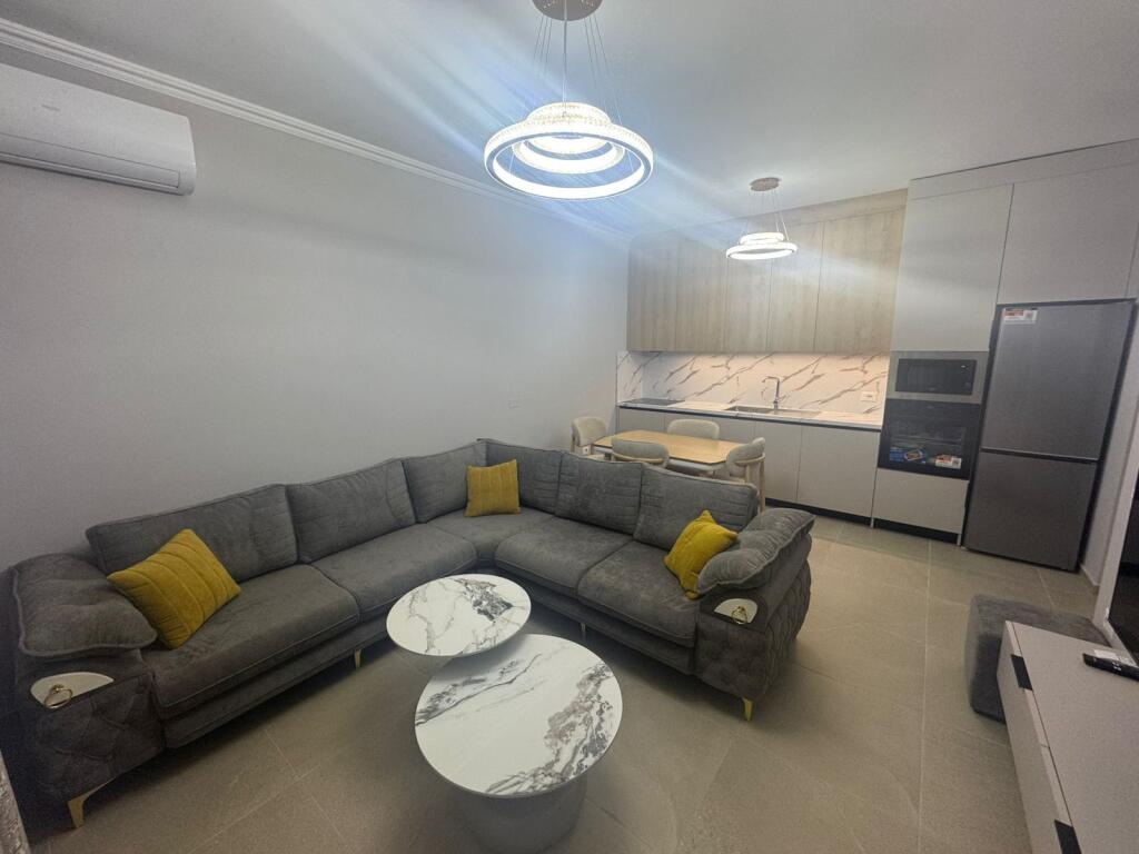 Apartament 2+1 me parkim me qira tek Liqeni i Thate.