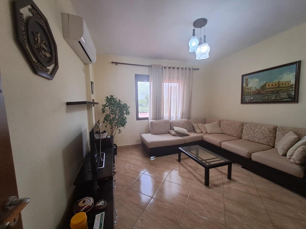 Jepet me qera apartament 2+1+2 ne Laprake prane Kupoles