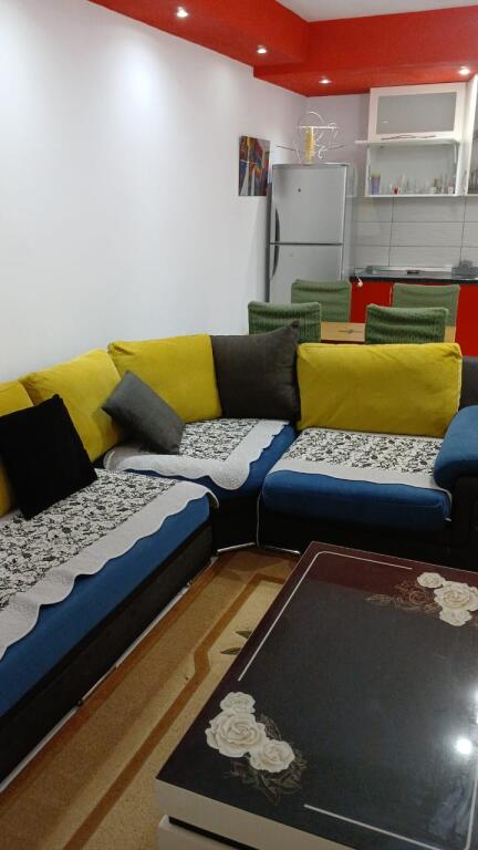 Jepet me qera apartament 2+1 kati i 1, e mobiluar me ballkon. Adresa "kodra e diellit"