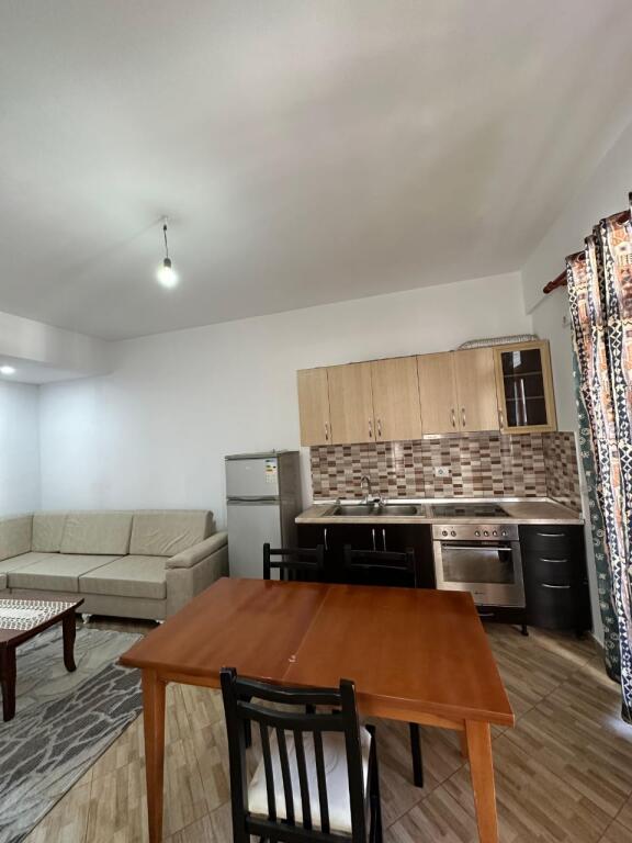 Jepet me qera apartament 1+1 perballe Viles L!