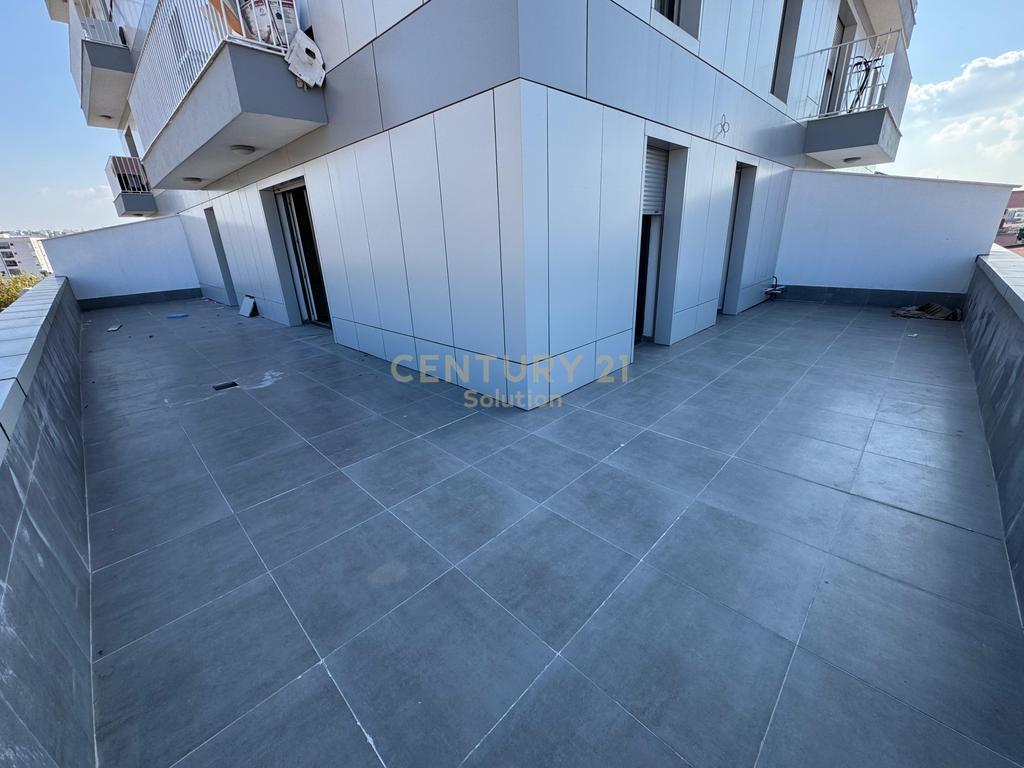 Appartamento 2+1+2 con veranda in vendita a Xhamllik🏡