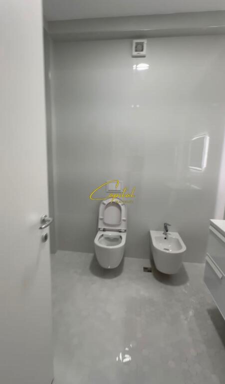 ZYRE ME QERA 300 M2 RRUGA E KAVAJES 350.000 LEKE