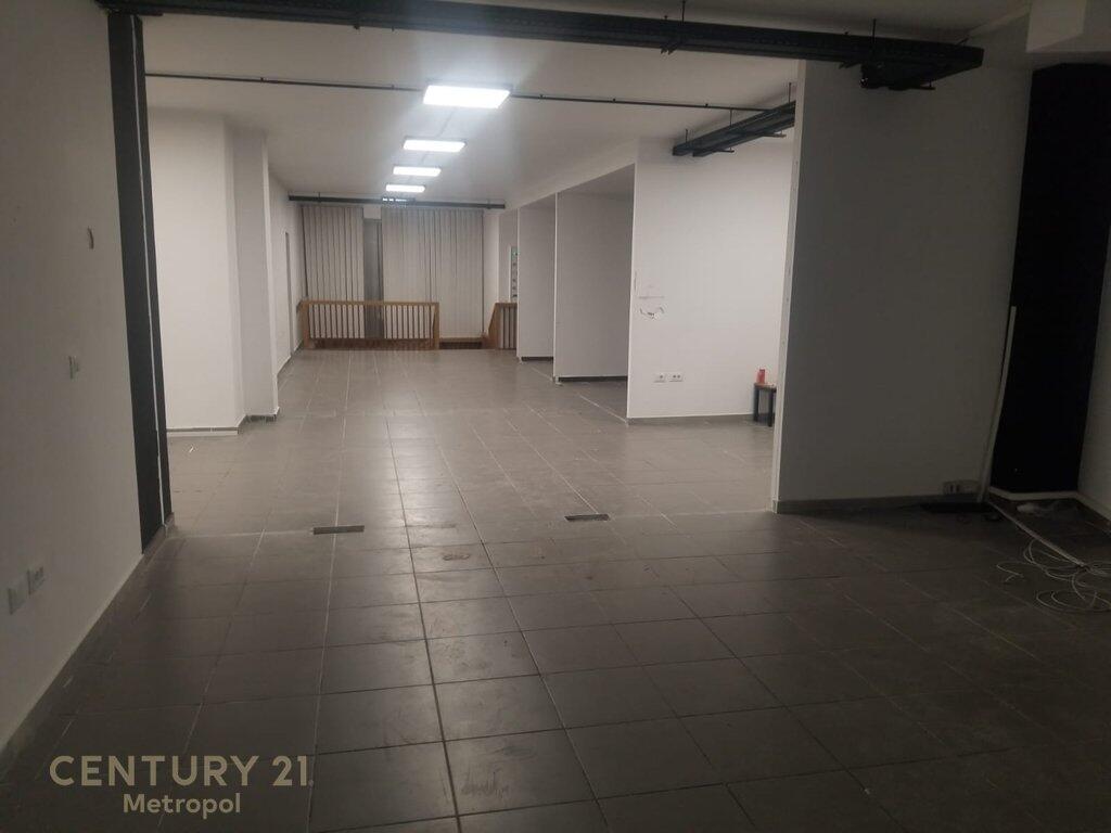 Dyqan komercial me dy nivele për qira pranë Stadiumit Dinamo🏬
