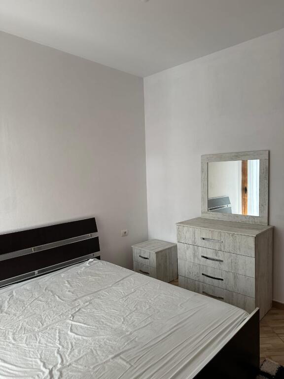 Jepet me qera apartament 1+1 perballe Viles L!