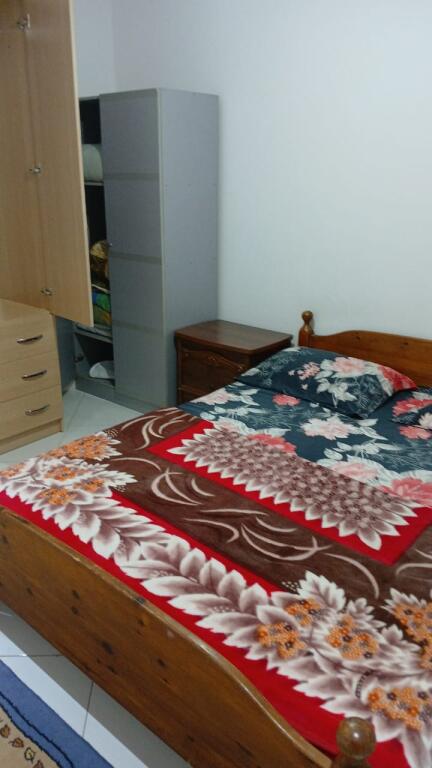 Jepet me qera apartament 2+1 kati i 1, e mobiluar me ballkon. Adresa "kodra e diellit"