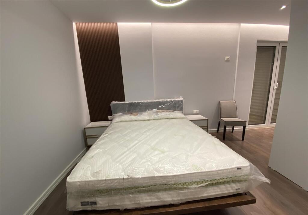 Liqeni i thate, appartamento di lusso 2+1 in affitto (80.000 leke al mese)