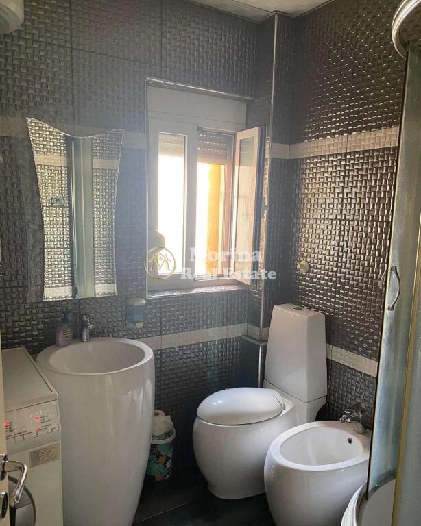 Shitje, Apartament 2+ 1, te Rruga e Durresit, perballe me Koloseun, Cmimi 168000 Euro