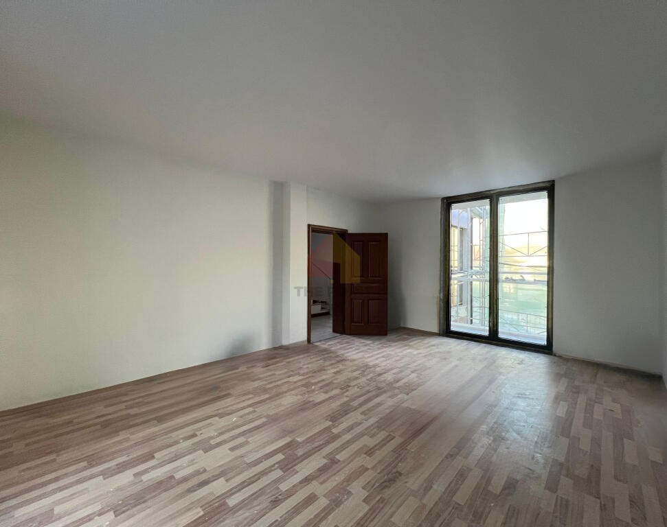 Shitet Vilë 4 katëshe, 764m2 te Komuna e Parisit