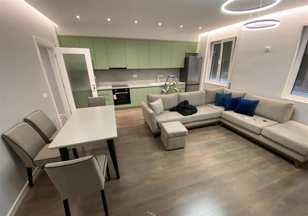 Liqeni i thate, appartamento di lusso 2+1 in affitto (80.000 leke al mese)