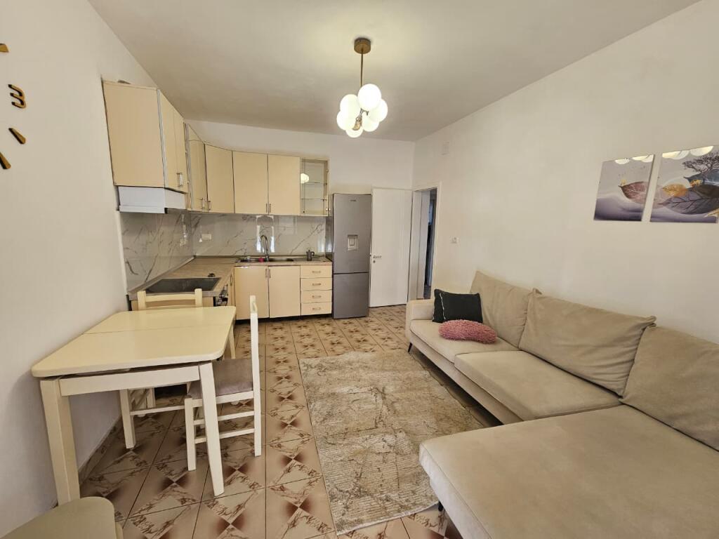 JEPET ME QERA APARTAMENT 2+1 PRANE RAJONIT TE POLICISË