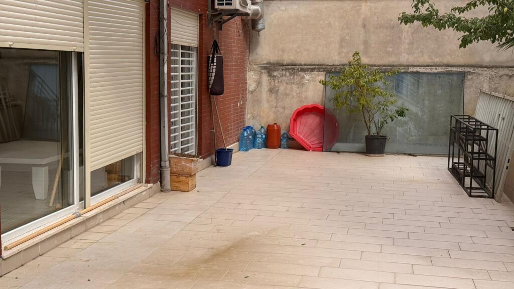 Shitet 2+1 me verande,liqeni i thate,250000 euro i diskutueshem