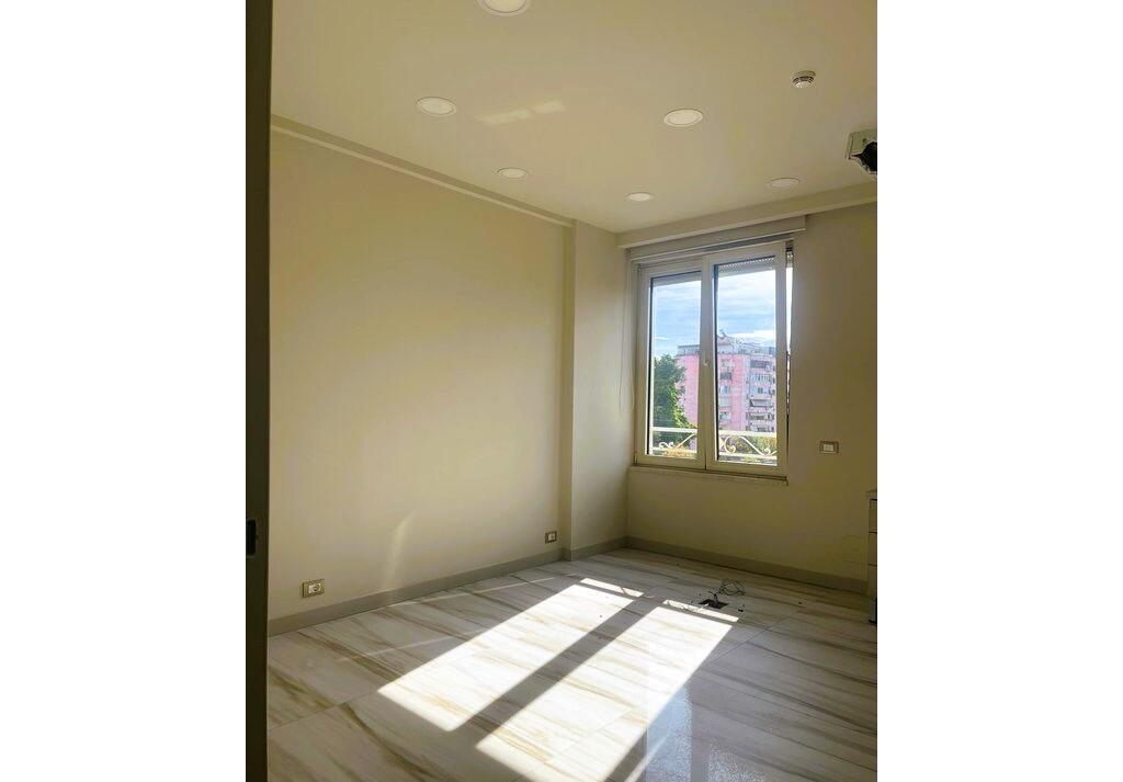 Ambient Modern + Post Parkimi për Klinikë me Qira në Ish Bllok