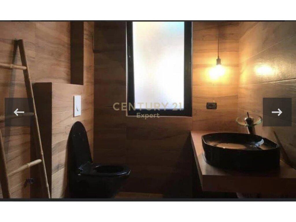 ZYRE MODERNE + POST PARKIMI TEK RRUGA E DURRESIT!