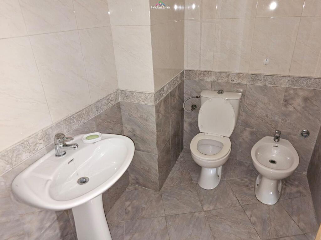 Zyre me Qera 2+1 tek Ish Ekspozita (ID BZ2716) Tirane