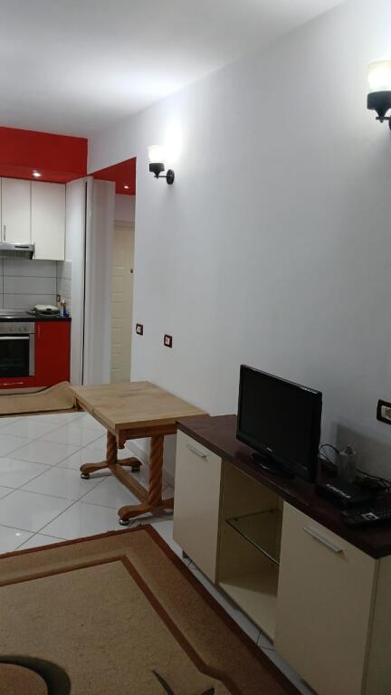 Jepet me qera apartament 2+1 kati i 1, e mobiluar me ballkon. Adresa "kodra e diellit"