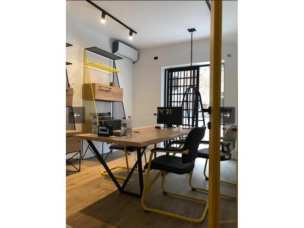 Zyrë moderne me qira dhe post parkimi në Rrugën e Durrësit🏢