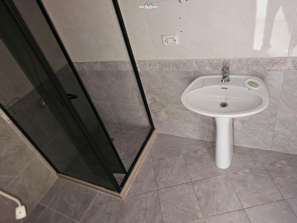 Zyre me Qera 2+1 tek Ish Ekspozita (ID BZ2716) Tirane