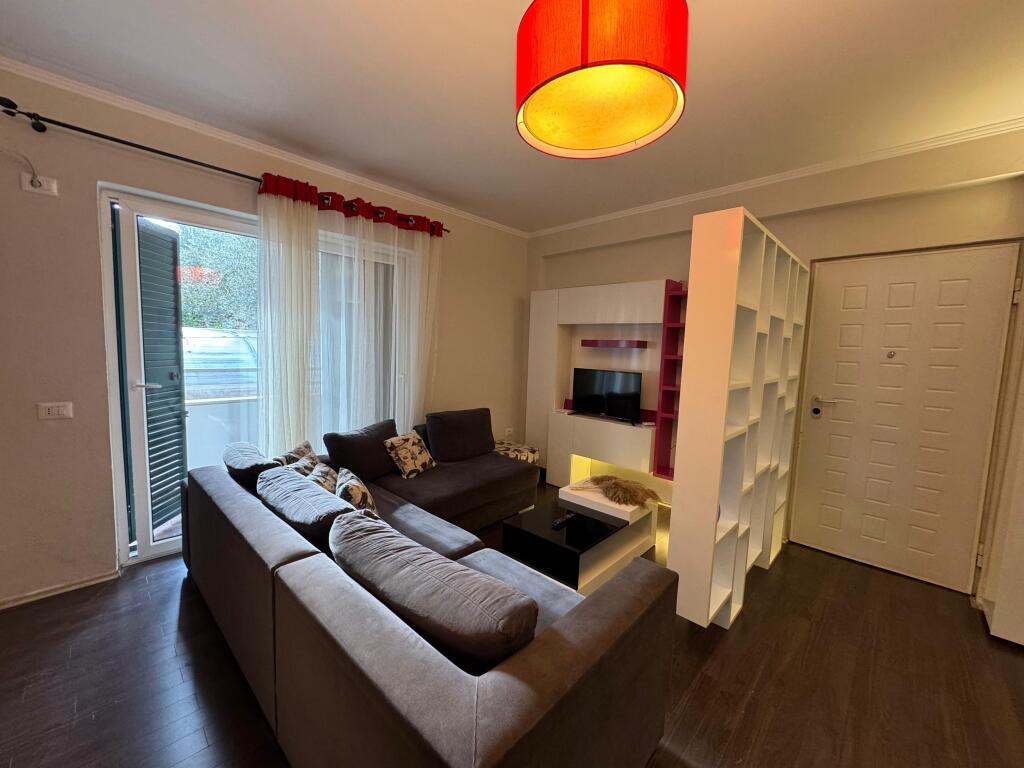 🏠 Appartamento 1+1 con parcheggio in affitto – Kodra e Diellit 1, Tirane💶 Prezzo: 600€ / mese