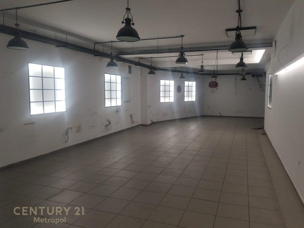 Dyqan komercial me dy nivele për qira pranë Stadiumit Dinamo🏬