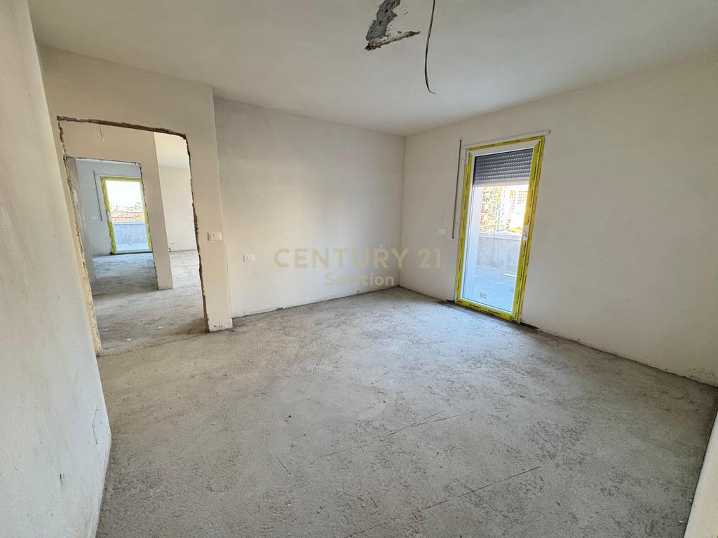 Appartamento 2+1+2 con veranda in vendita a Xhamllik🏡
