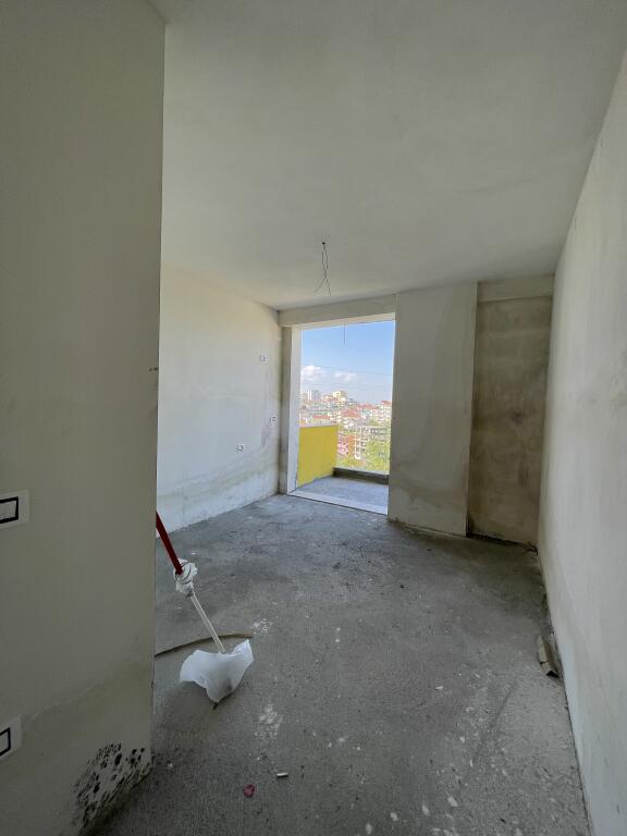 Shitet apartament 1+1 tek Kompleksi Tom Doshi-t ne Shkoze
