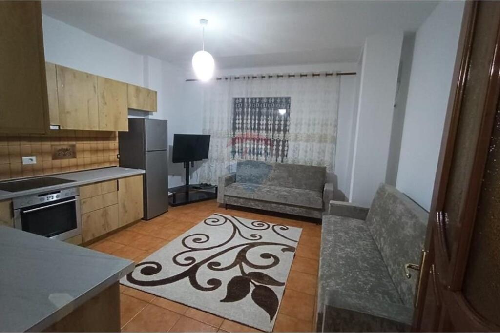 Jepet me Qira Apartament 3+1+2 në Kinostudio !