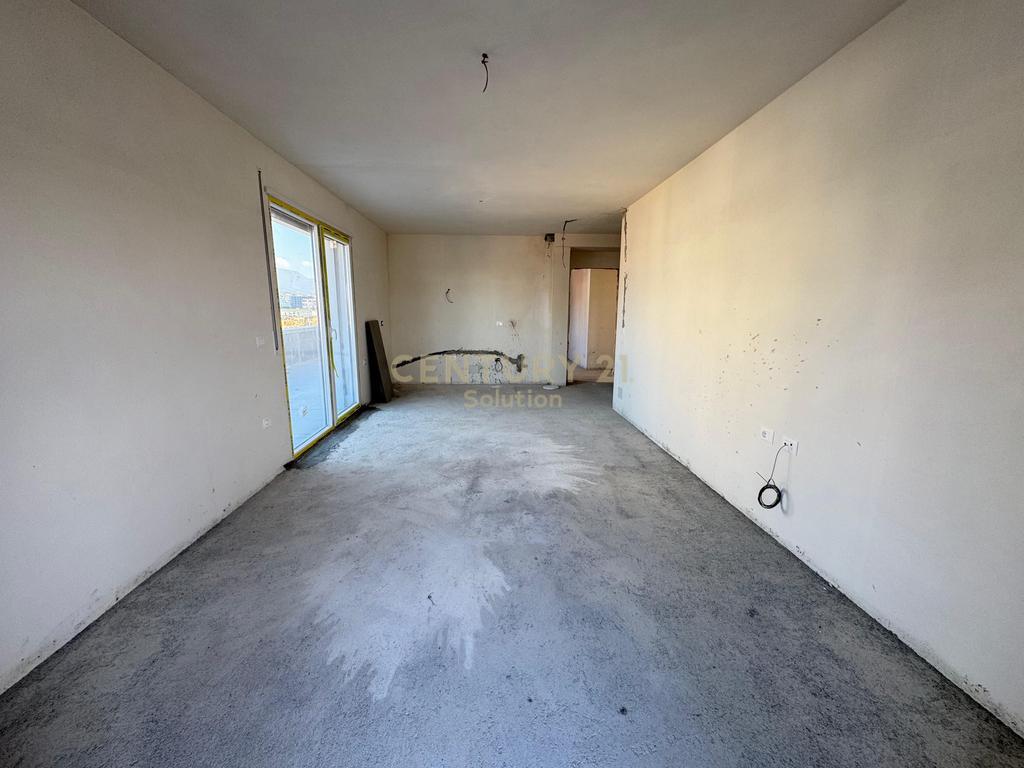 Appartamento 2+1+2 con veranda in vendita a Xhamllik🏡