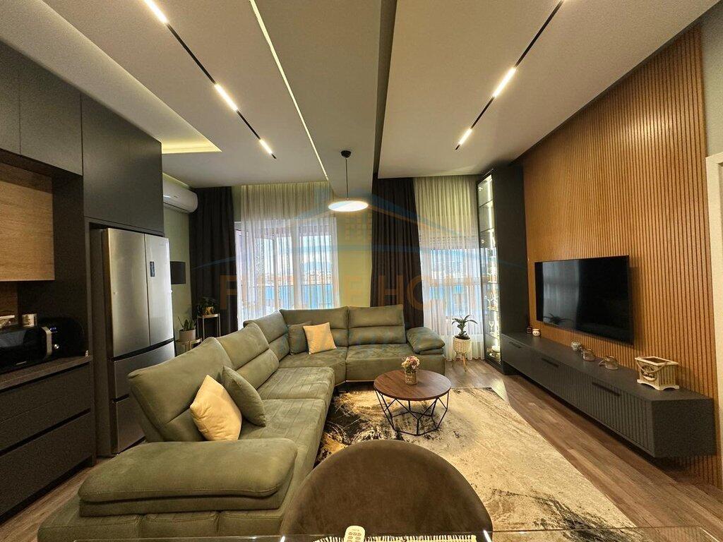 Shitet, Apartament 1+1+Post parkimi, Kompleksi Mangalem, Tiranë.