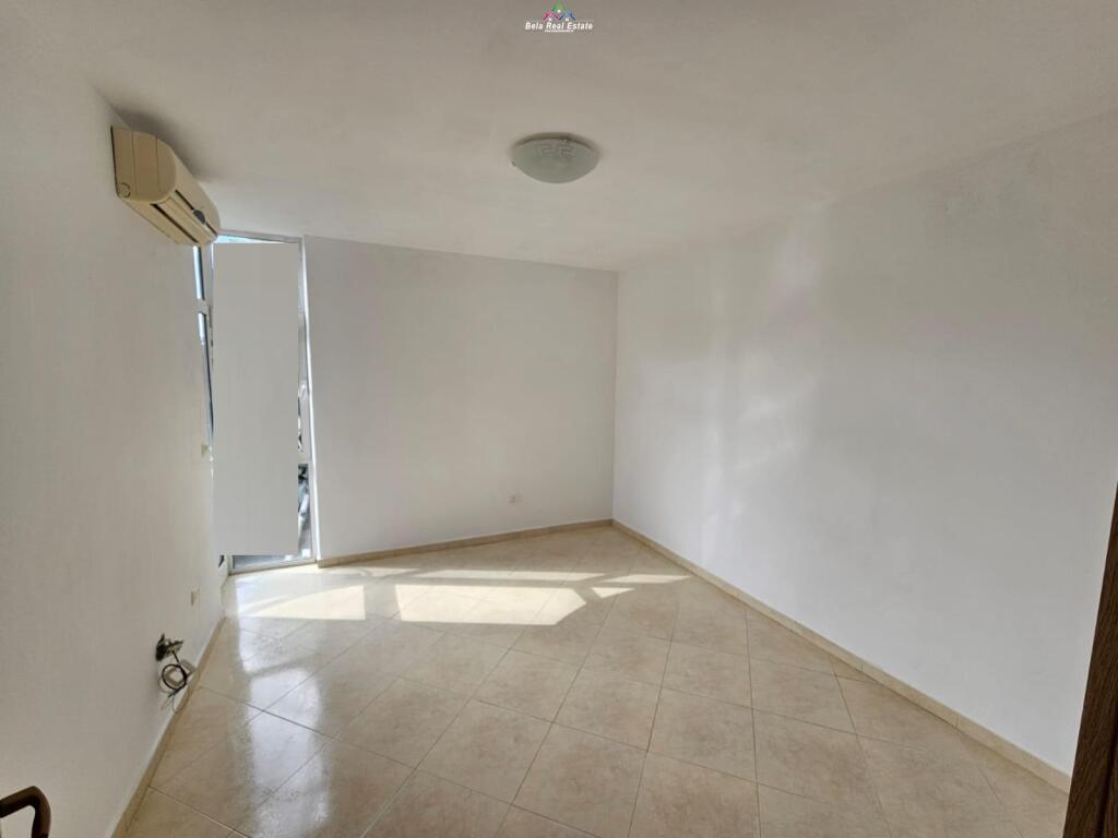 Zyre me Qera 2+1 tek Ish Ekspozita (ID BZ2716) Tirane