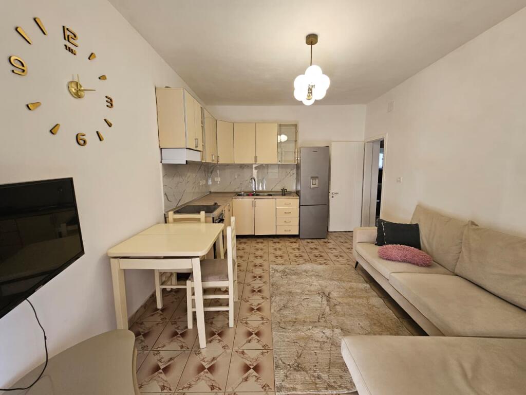 JEPET ME QERA APARTAMENT 2+1 PRANE RAJONIT TE POLICISË