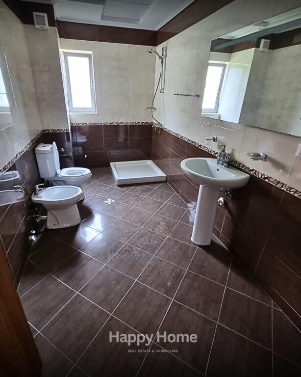 Villa 3 Piani + Cortile + Posti Auto in Affitto!